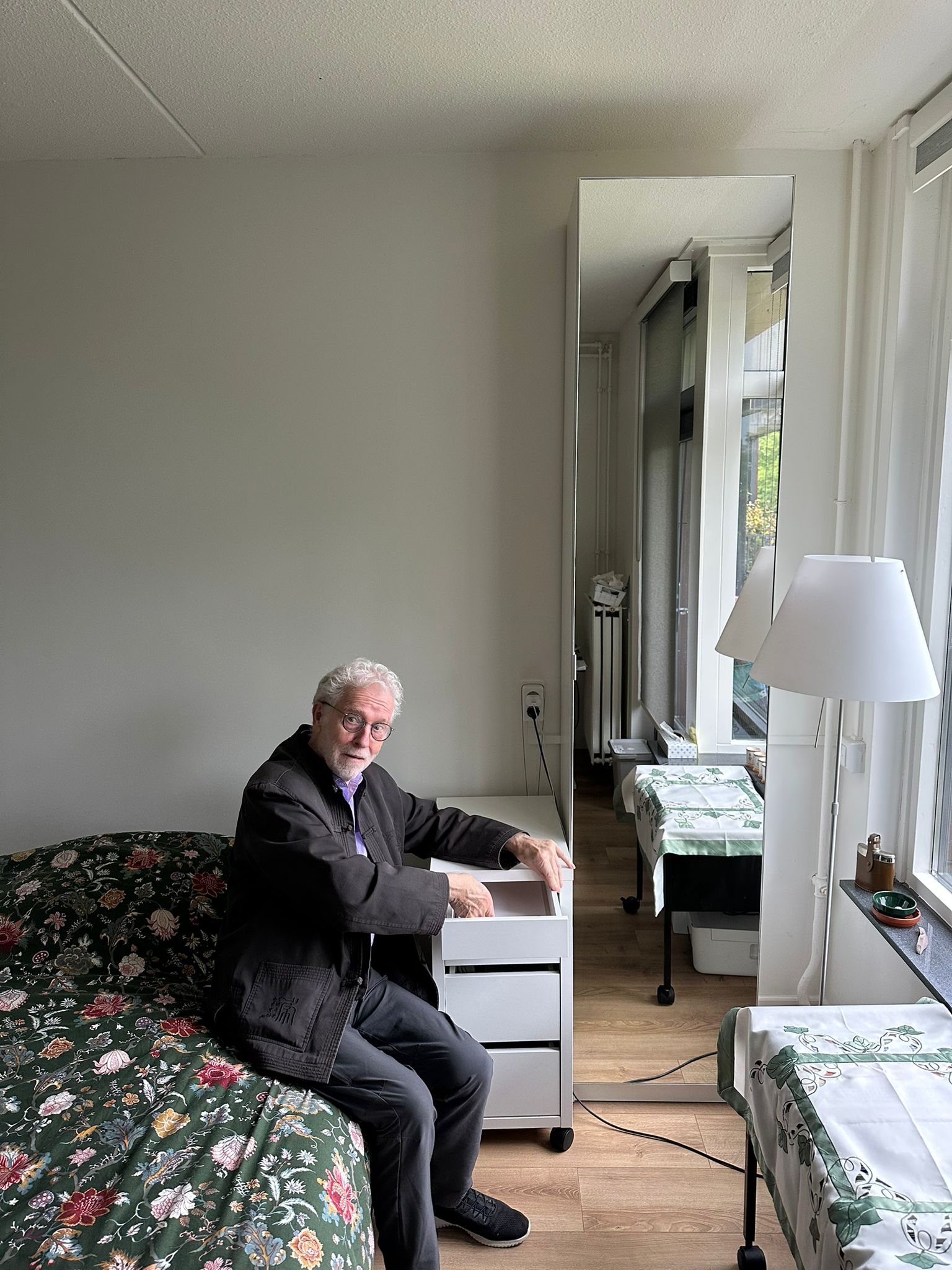 Spiegelkast en ladeblok op wielen
