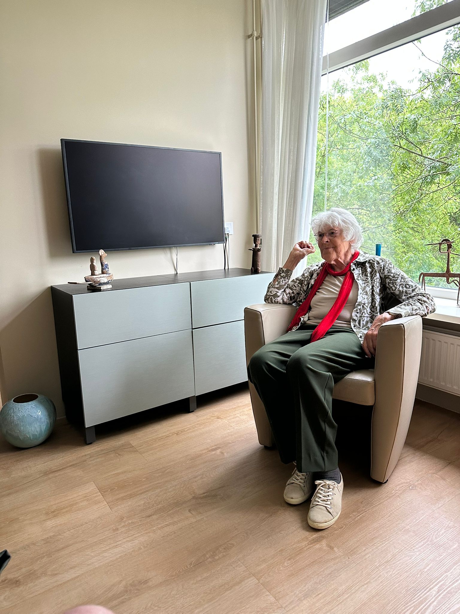 TV-meubel met lichtgrijze lades in woonkamer